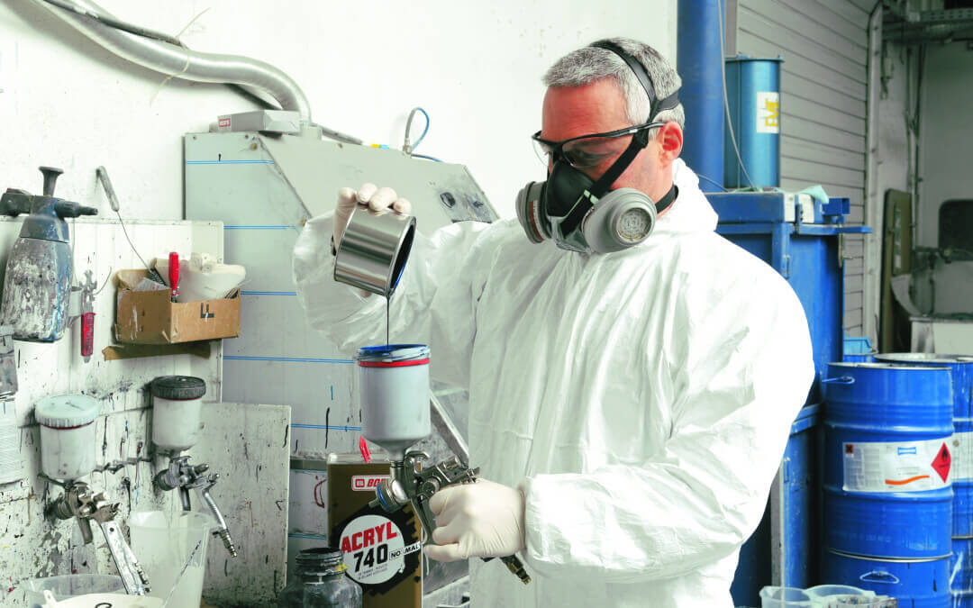 Jak zakładać kombinezon ochronny?